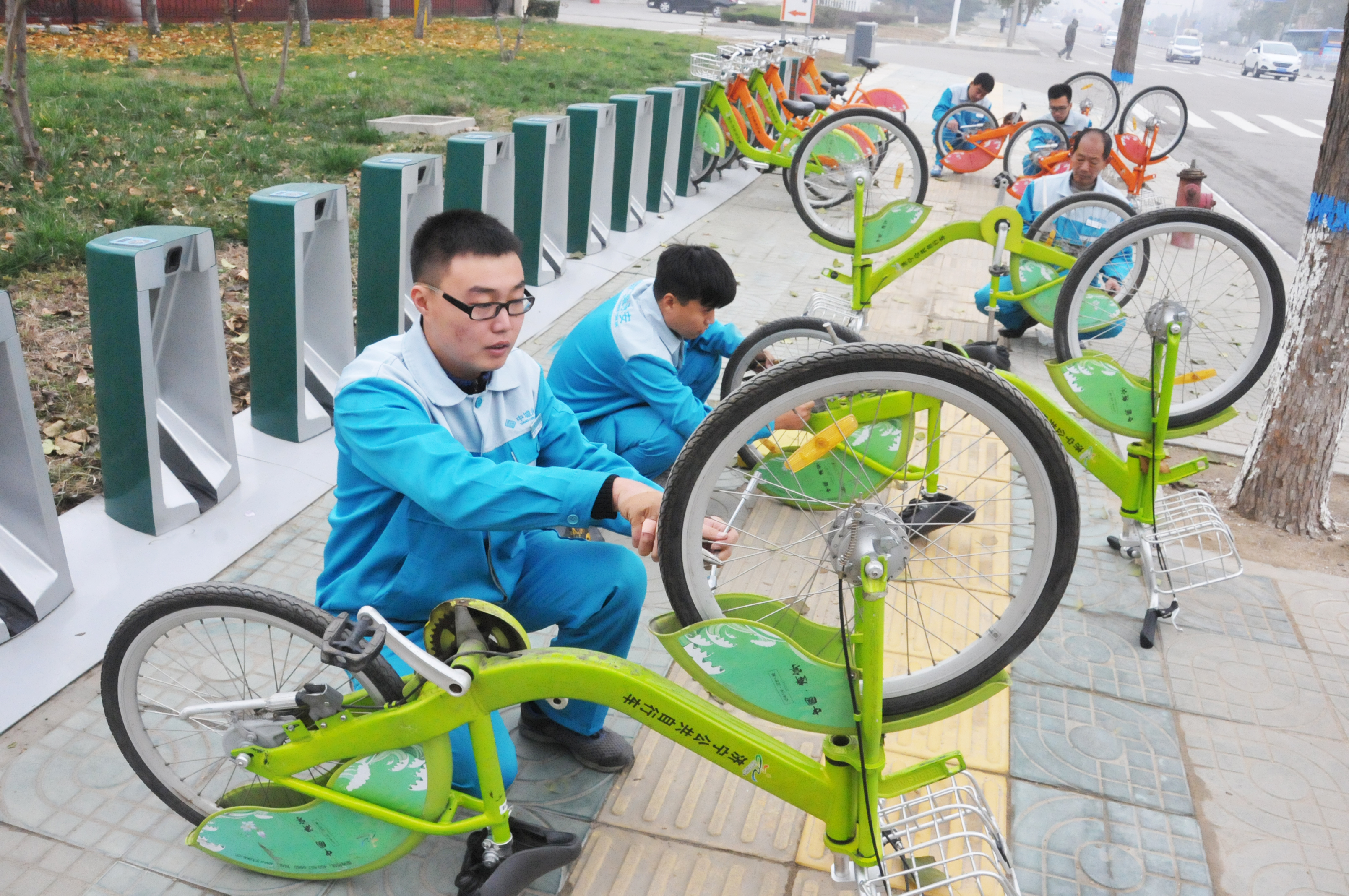 济宁公共自行车维修员的一天:要跑35个自行车