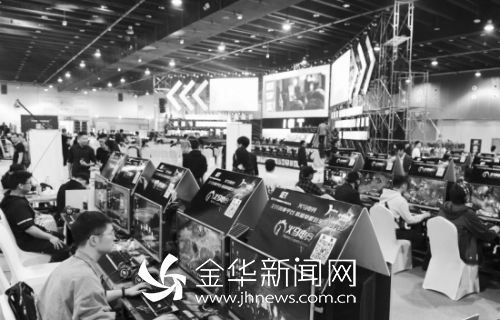 90后女生寻梦职业电竞 除了吃饭睡觉就是打游