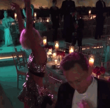 这不前段时间人家还拿下了你老公抖森.