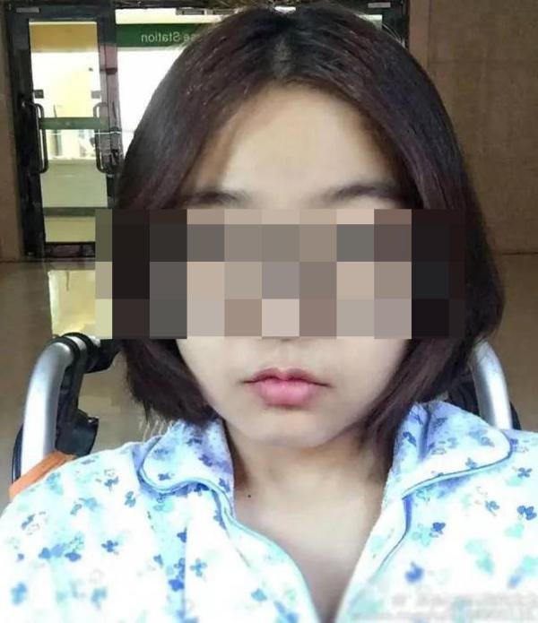 原标题:兰州交大承认开除女教师违规 赔偿方案初步达成 近日,甘肃交大32岁女教师刘伶利因患癌症被学校开除一事,不断持续发酵,引发社会广泛关注。8月22日,兰州交通大学博文学院承认开除刘伶利的行为违法,并在其官网发表道歉信,除补发她7.2万元的工资和丧葬费外,还要支付精神损失费等其他的经济补偿。目前,家属与学校就赔偿已经达成一致。 生前想捐眼角膜 刘伶利在查出癌症后,因为在北京治疗没有及时交上假条,被工作单位以连续旷工为由开除。尽管榆中县人民法院和兰州中级人民法院,都判决校方开除决定无效,但学
