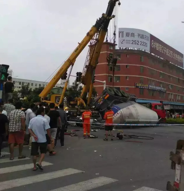 漳州天宝靖城大桥南附近发生车祸 至少3人死亡!