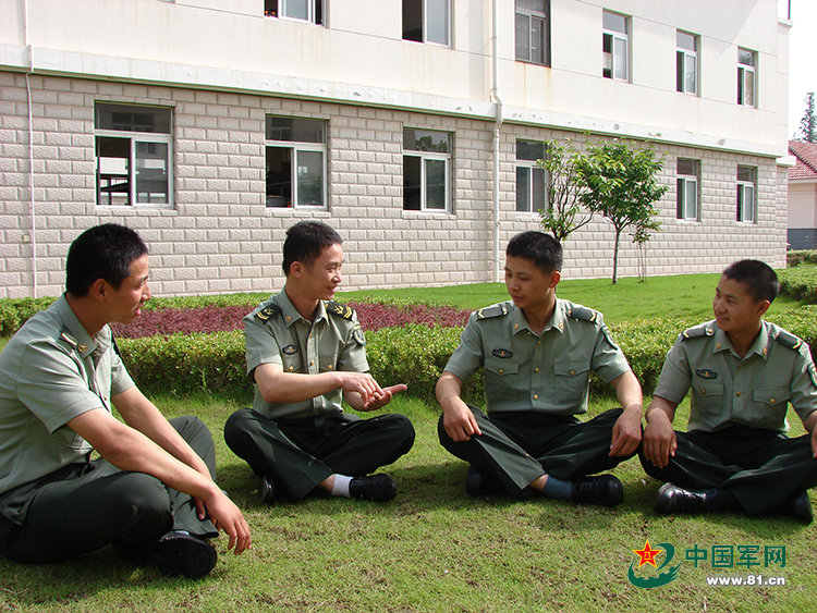 　　第1集团军某防化团法律咨询员（左二）向战士宣讲法律常识