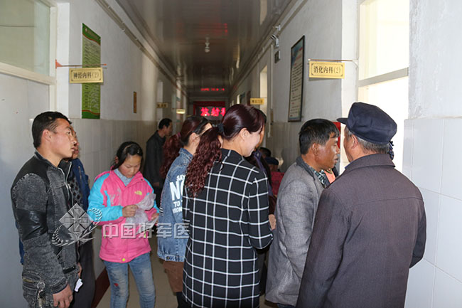 问诊群众络绎不绝。