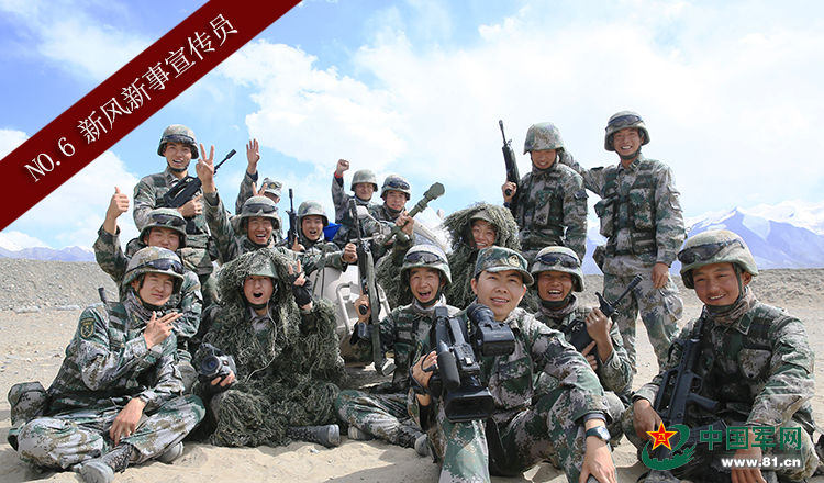 　　某部新闻干事金龙（前排持摄像机者）与官兵打成一片