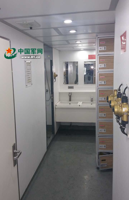 　　淋浴间还为舰员配置了储物柜。艾立伟摄