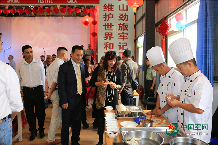 　　我赴刚果（金）维和官兵烹制中国美食，外宾赞不绝口。