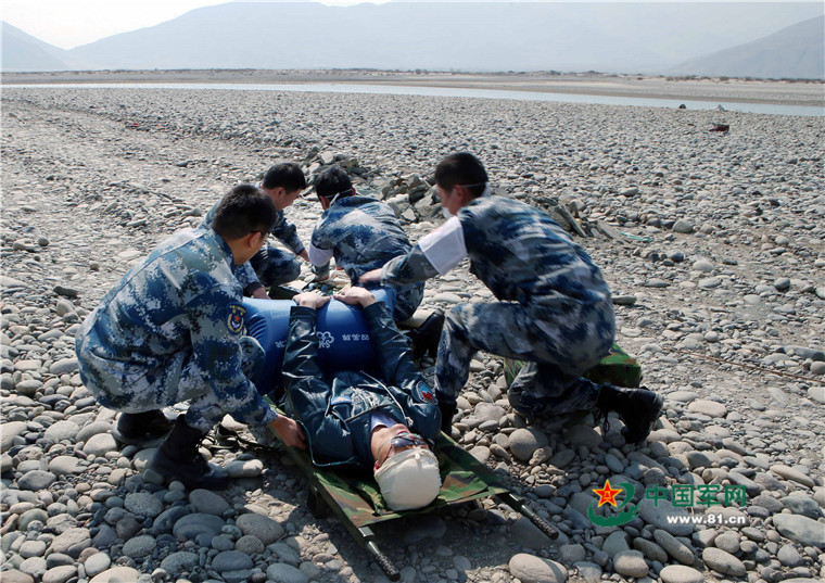 随机抵达的救护人员对“伤员”进行现场救护。