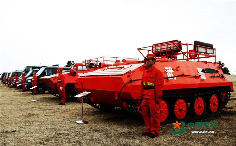 爬坡越障!武警消防装甲车训练细节曝光