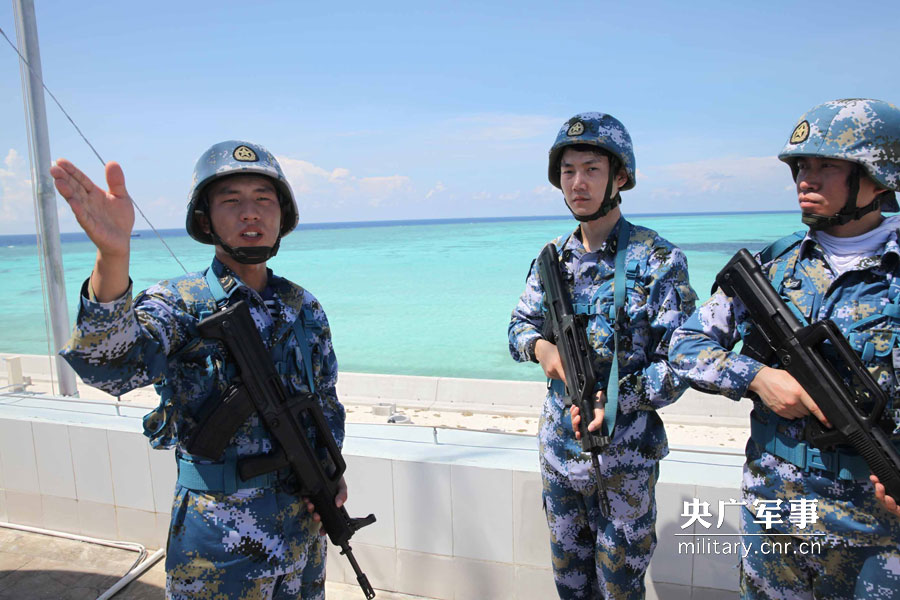 上哨之前,班长张建南对青年歌手王晰、舞蹈演员韩阳子说:南沙无小事,哨位责任重。梁永春摄