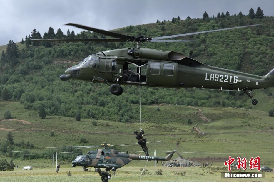 解放军精锐演练斩首行动 乘坐黑鹰直升机空降