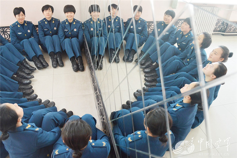 　　“玫瑰花”大家庭里来了新成员，新兵老兵“心心相印”。