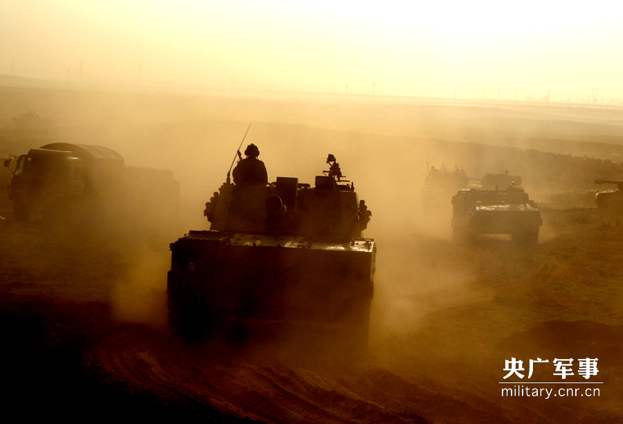 钢铁战炮行军机动,卷起滚滚烟尘。