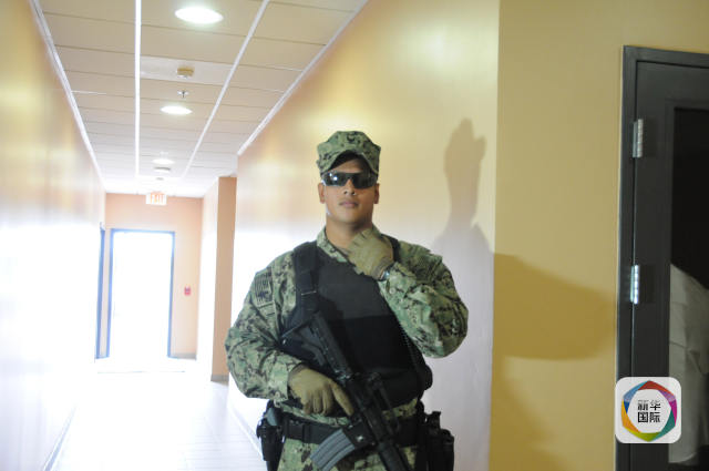 宿舍楼道里也有美国大兵把守