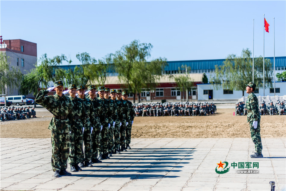 　　在全校师生面前展示队列。胡宇摄影