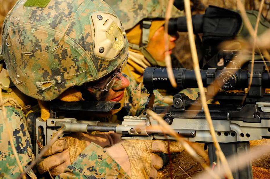 美国海军陆战队特战队员在演习。