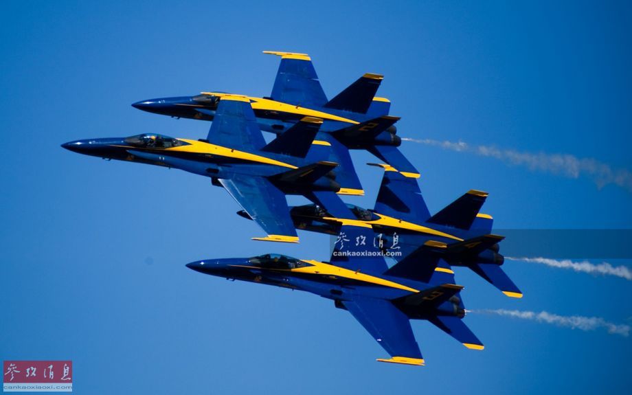 美海军“蓝天使”飞行表演队F-18战机进行密集编队表演。