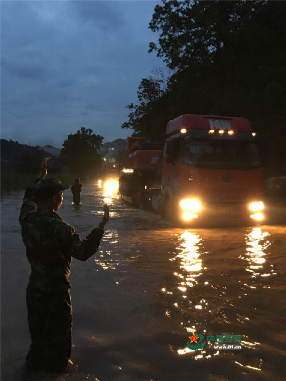 指挥车辆在洪水中通行