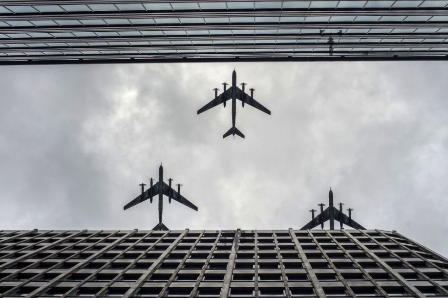5月9日“胜利阅兵”前夕,图-95MS战略轰炸机编队凌空。