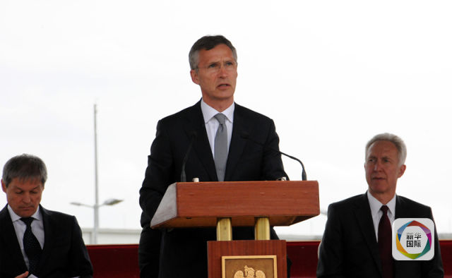 5月12日，在德韦塞卢空军基地，北约秘书长斯托尔滕贝格（中）出席反导系统启动仪式并致辞。