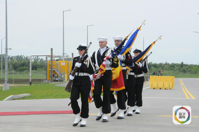 仪式开幕前举行美国、罗马尼亚和北约旗帜升旗仪式。