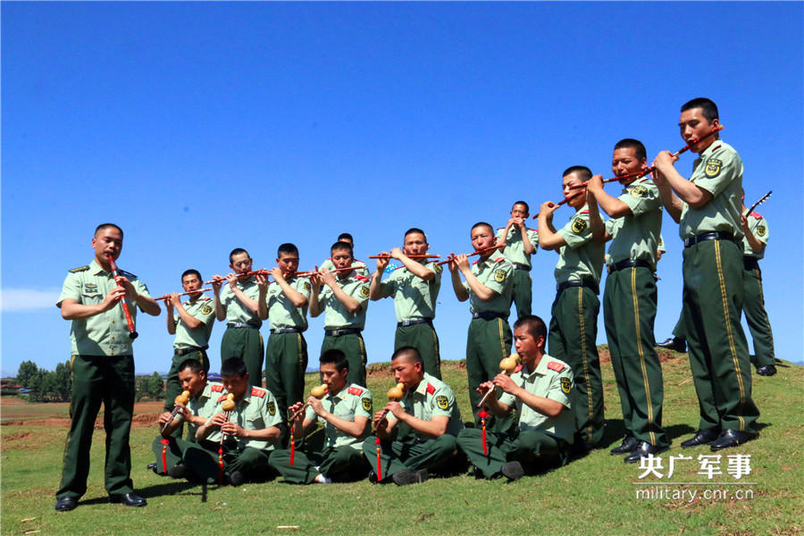 指导员何雄在组织器乐队战士们演奏曲目。李结义摄