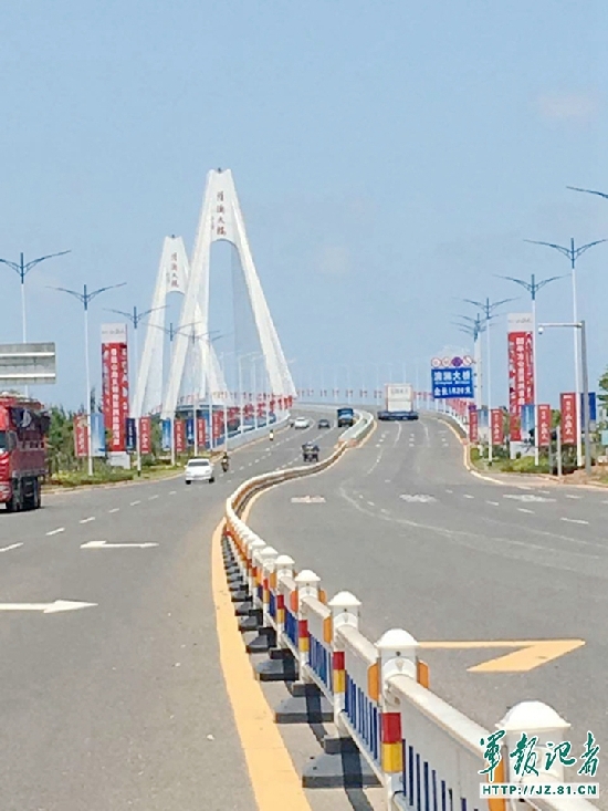 5月15日,专用转运车辆正在通过清澜大桥。王玉磊 摄