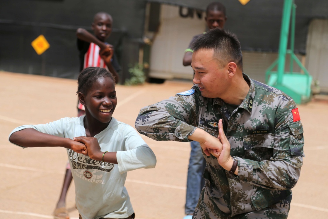 5月14日,在马里加奥,中国第三批赴马里维和部队士兵向当地学生传授中国功夫。新华社发(韩立建摄)
