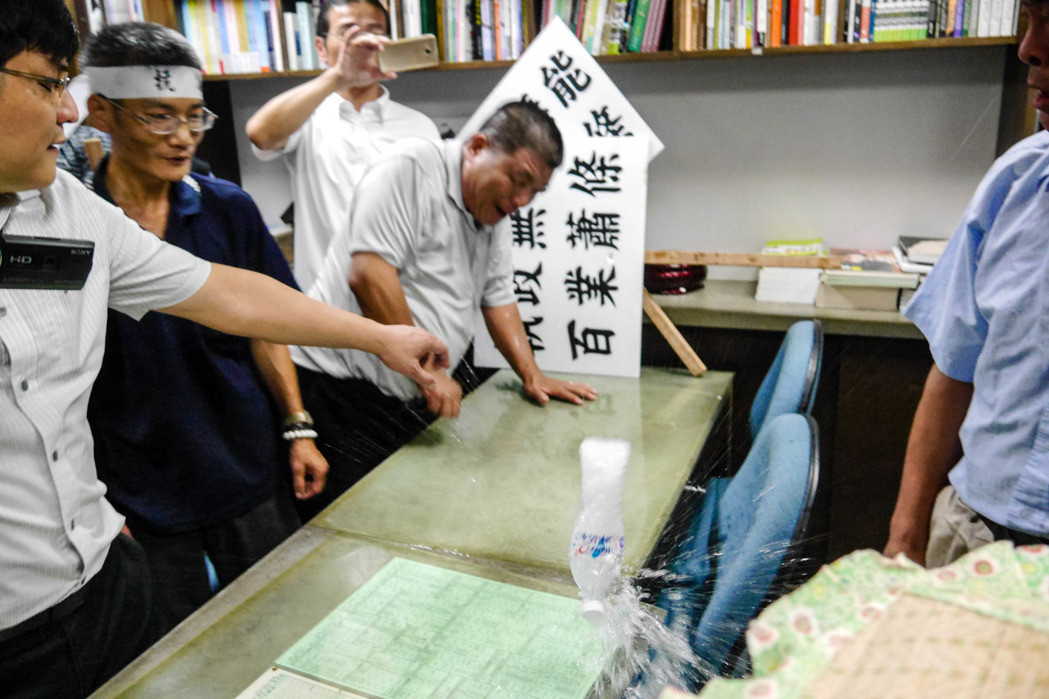 台南2000市民抗议市府涨税 联署罢免赖清德(组