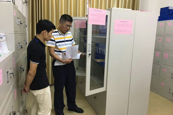巡察组查看脱贫攻坚工作台账