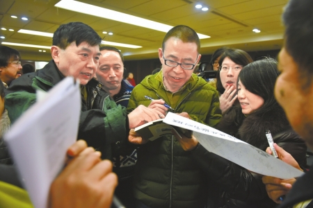 李亚伟成了一个诗歌符号 8日,四川省图书馆,粉丝们围住李亚伟索要签名