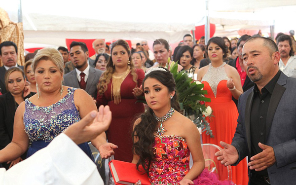 懵了!墨西哥少女成人礼引数千陌生人参加(组图