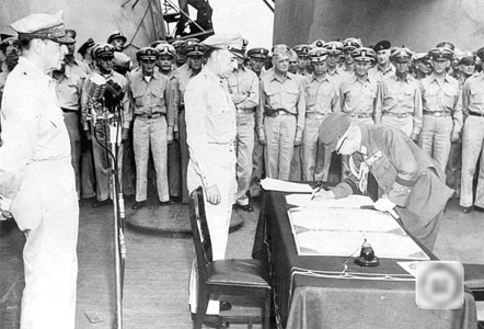 　　1945年9月2日，日本向盟军投降仪式上，时任日本陆军参谋总长梅津美治郎在投降书上签字。 资料图片