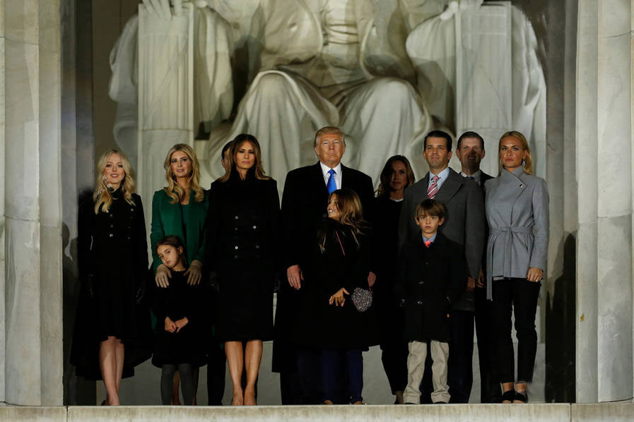 解读美国第一夫人:曾拍艳照父亲是共产党员-学