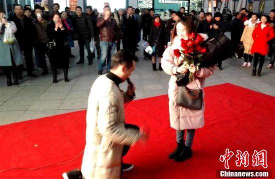 宜昌火车站上演红毯求婚 旅客见证幸福时刻_综