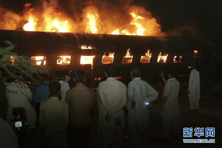 巴基斯坦一列火车与油罐车相撞致2死6伤(组图