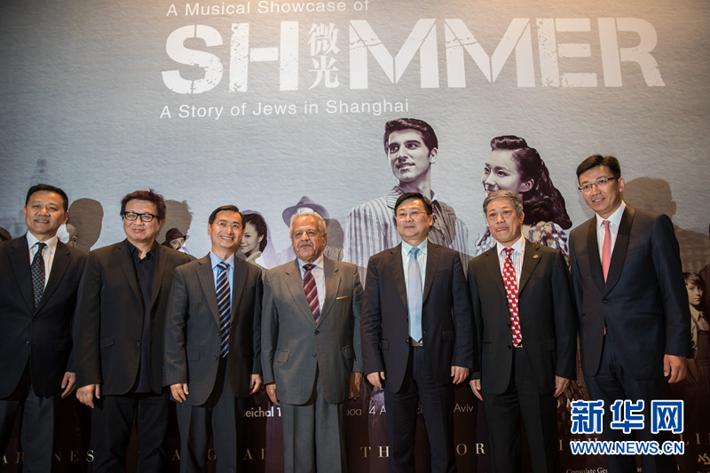 　　中国驻以色列使馆临时代办蔡蔚鸣（左三）与音乐剧主创人员合影。新华社记者 郭昱摄