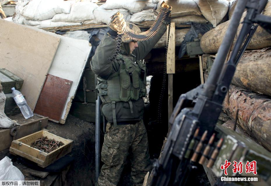 乌克兰士兵与顿涅茨克地区民间武装交火