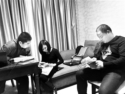 巡察组人员在查看相关账目