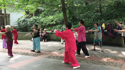 贵阳黔灵山晨练开了挂,惊呆路人