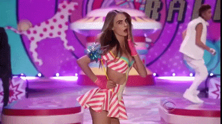 前维秘超模为新戏剃光头攻气十足!