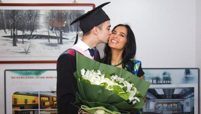 儿子北大毕业55岁韦唯获亲吻