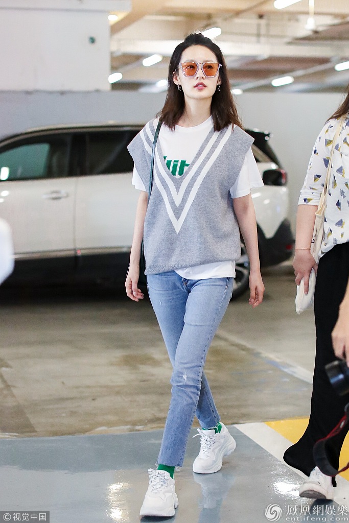 李沁白t无袖衫清爽干净 戴彩色镜片额头痘痘抢镜