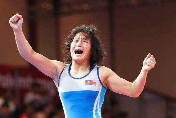 泪洒领奖台朝鲜女将夺金后失声痛哭
