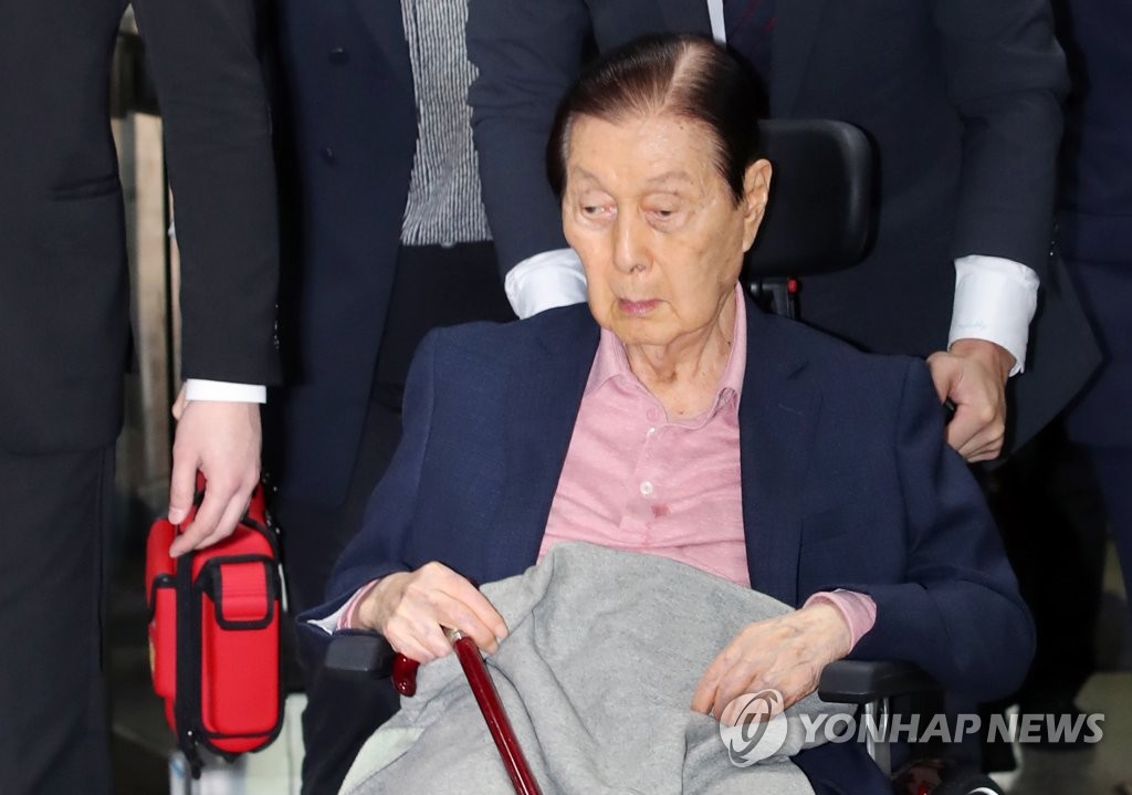 乐天会长受审前囚犯编号牌突然掉落 面色慌张