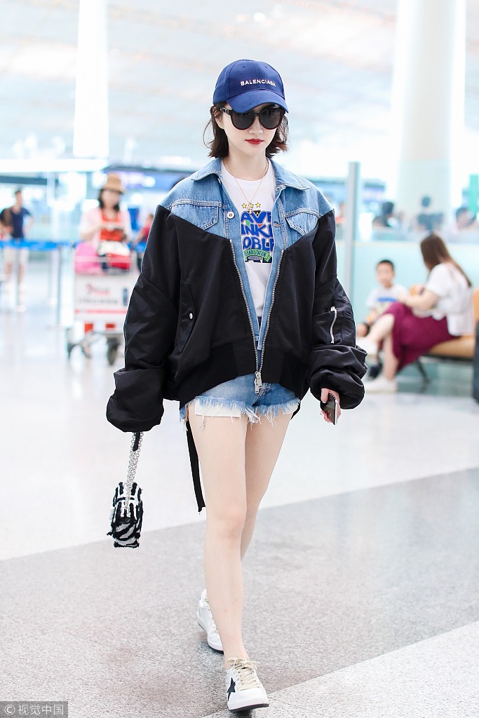 张继科女友现身机场超短热裤大秀长腿