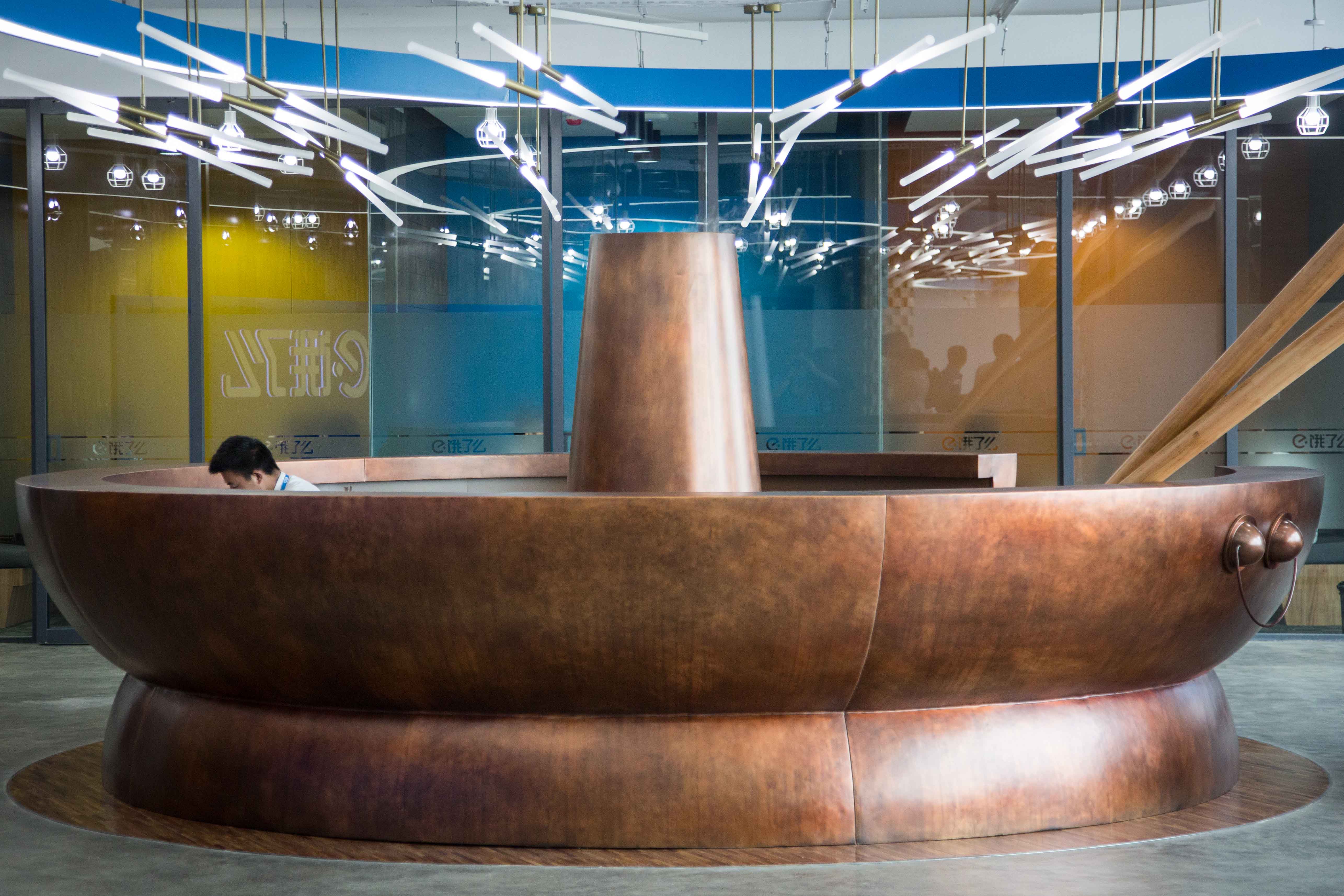 铜火锅造型的饿了么总部前台"商业也是一种文化,制造业的工匠精神也是