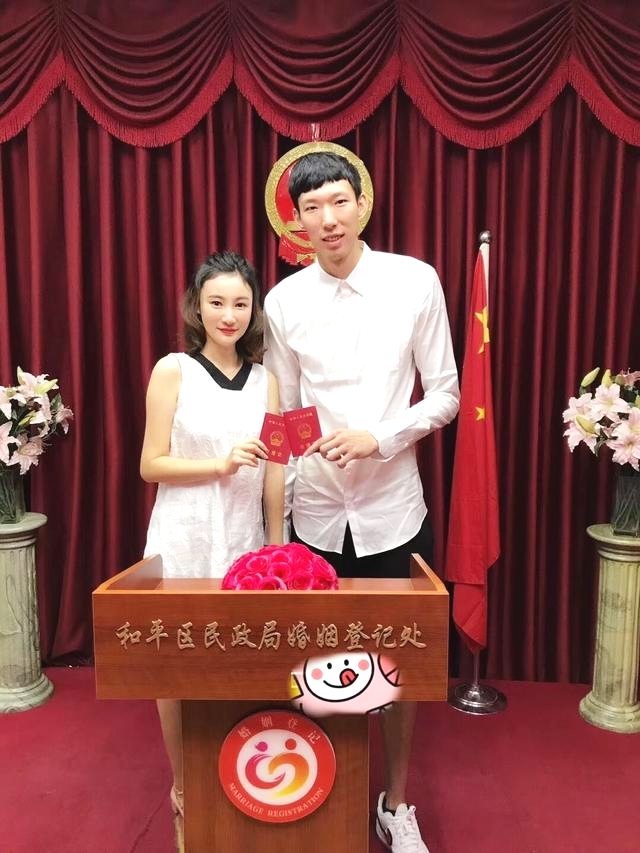 周琦领证照片曝光!空姐女友身材高挑