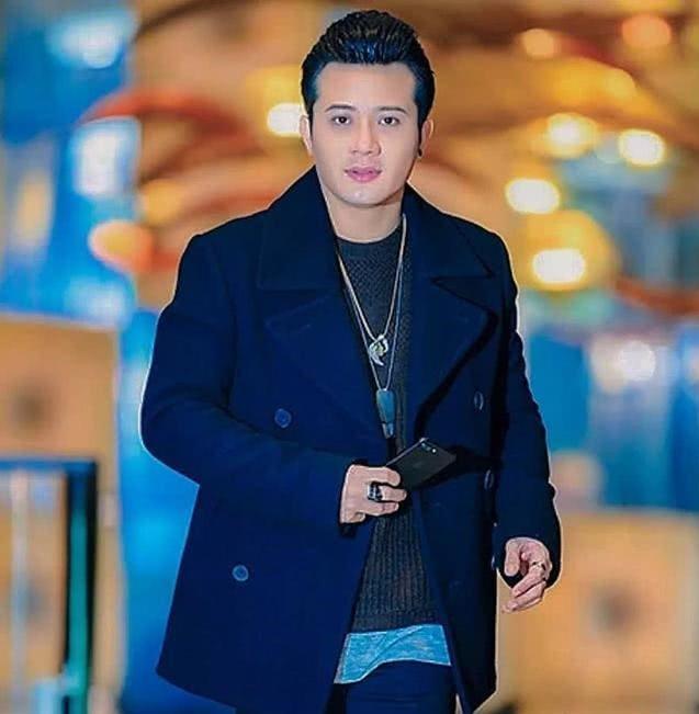 10月3日,据外媒报道,缅甸著名艺人min thway与朋友一起踢足球时突发