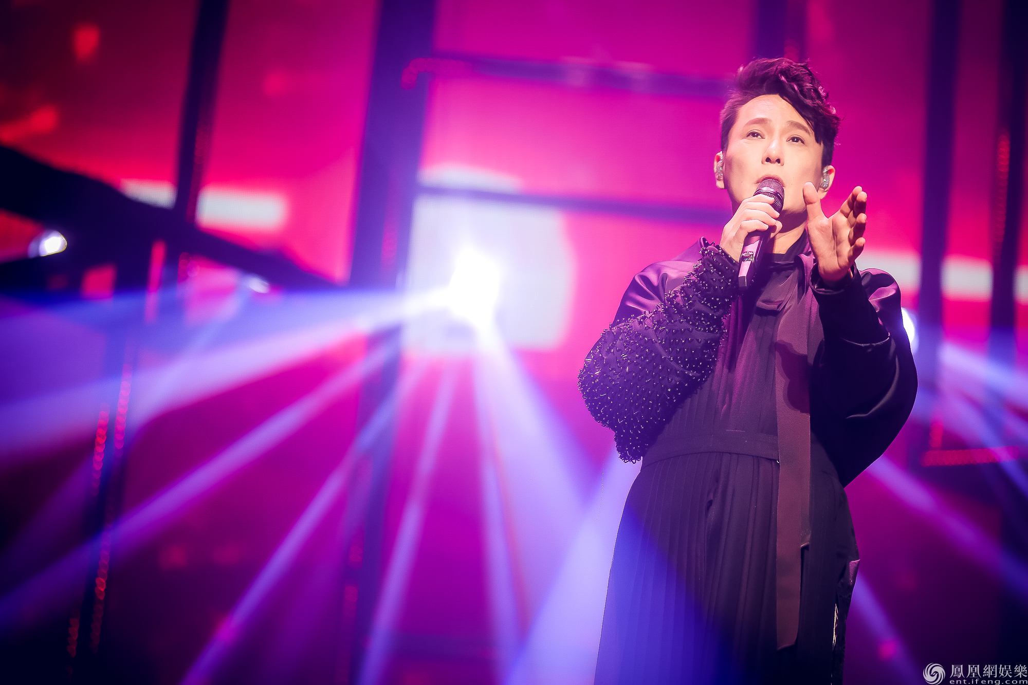 张信哲未来式首站北京开唱与歌迷约定1314