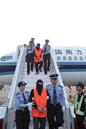 佰亿猫等案17名外逃嫌犯被押解回国图